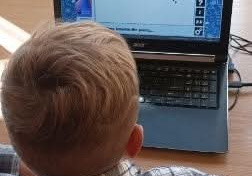 Twórcze aktywności związane z Dniem Kropki_gry i zabawy z wykorzystaniem wybranych programów komputerowych.