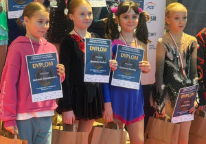 Pamiątkowe zdjęcia zawodniczek ogólnopolskich zawodach Olimpijka Cup o Puchar Ziemi Łódzkiej.