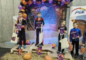 Zawody Halloween Cup w Bydgoszczy_Olwier Gąsior (pierwszy z lewej) i 2m-ce w klasie srebrnej.