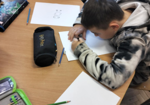 Dzień Babci i Dziadka w świetlicy szkolnej_portret babci/dziadka_twórcza praca świetliczaków.