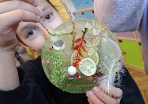Zimowe witraże i sztuka land art_efekt finalny twórczej praca ucznia klasy 1a.