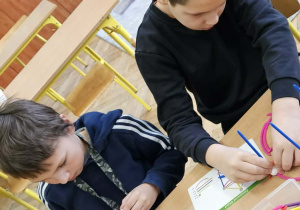 Innowacja "Planszówkowa Akademia Kompetencji Kluczowych"_klasa 2b podczas gier.