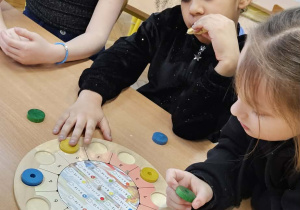 Innowacja "Planszówkowa Akademia Kompetencji Kluczowych"_klasa 2b podczas gier.