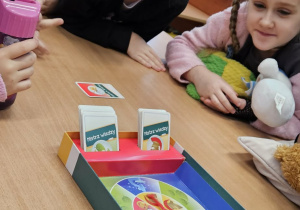 Innowacja "Planszówkowa Akademia Kompetencji Kluczowych"_klasa 2b podczas gier.