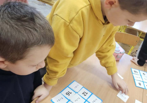 Innowacja "Planszówkowa Akademia Kompetencji Kluczowych"_klasa 2b podczas gier.