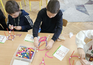 Innowacja "Planszówkowa Akademia Kompetencji Kluczowych"_klasa 2b podczas gier.
