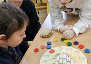Innowacja "Planszówkowa Akademia Kompetencji Kluczowych"_klasa 2b podczas gier.