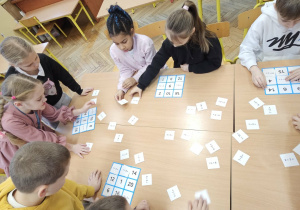 Innowacja "Planszówkowa Akademia Kompetencji Kluczowych"_klasa 2b podczas gier.