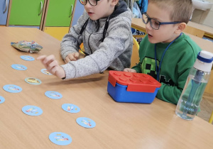 Innowacja "Planszówkowa Akademia Kompetencji Kluczowych"_klasa 2b podczas gier.