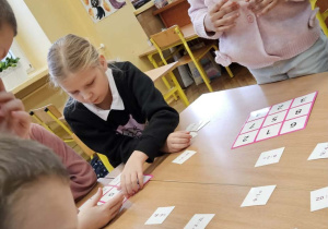 Innowacja "Planszówkowa Akademia Kompetencji Kluczowych"_klasa 2b podczas gier.