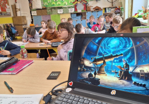 Pierwszoklasiści na tropie kosmicznych nowinek_klasa 1a_moment oglądania filmu tematycznego.
