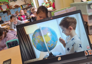 Pierwszoklasiści na tropie kosmicznych nowinek_klasa 1a_moment oglądania filmu tematycznego.