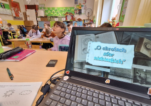 Pierwszoklasiści na tropie kosmicznych nowinek_klasa 1a_moment oglądania filmu tematycznego.