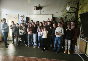 Wielkanocne spotkanie w klasie 5b_pamiątkowe zdjęcie grupowe z wychowawcą klasy.
