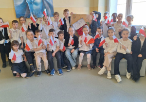 Obchody świąt majowych w klasie 1a_pamiątkowe zdjęcie grupowe.