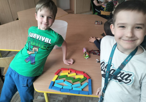 Konstrukcje LEGO, czyli kreatywność świetliczaków w roli głównej.