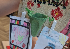 Dzień Matki w klasie 1a_twórczo i projektowo_upominek dla mamy.