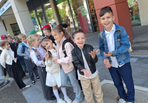Klasa 1a w drodze do Teatru Wielkiego.
