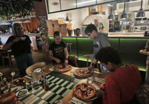 Klasa 5b na warsztatach w pizzerii.