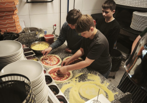 Klasa 5b na warsztatach w pizzerii.