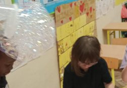 Letnie aktywności świetliczaków z wykorzystaniem baniek mydlanych.
