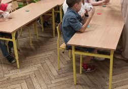 Letnie aktywności świetliczaków z wykorzystaniem baniek mydlanych.