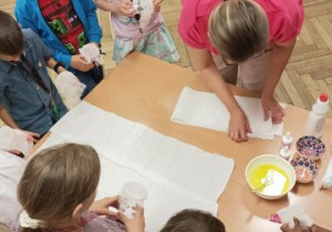 Letnie aktywności świetliczaków z wykorzystaniem baniek mydlanych.
