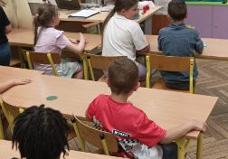 Letnie aktywności świetliczaków z wykorzystaniem baniek mydlanych.