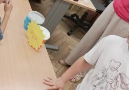 Letnie aktywności świetliczaków z wykorzystaniem baniek mydlanych.