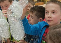 Letnie aktywności świetliczaków z wykorzystaniem baniek mydlanych.