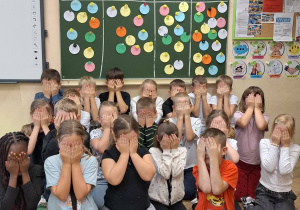 Klasowe obchody Dnia Kropki, czyli "zakropkowani" w klasie 2a_pamiatkowe zdjęcie klasowe.