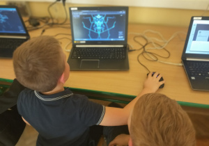 Dzień Kropki w świetlicy szkolnej_praca z komputerem.