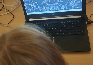 Dzień Kropki w świetlicy szkolnej_praca z komputerem.