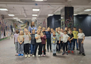 Niezwykła lekcja arteterapii! Klasa 2a w Studio Pana Kleksa_pamiątkowe zdjęcie z wychowawczynią, p. Agnieszką Tarajkowską.