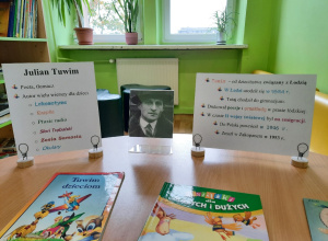 Biblioteczna wystawka poświęcona Julianowi Tuwimowi.