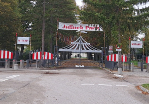 Leśna Szkoła Survivalu_brama wjazdowa na teren Julinek Parku.
