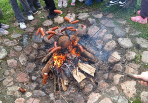 Leśna Szkoła Survivalu_edukacja dla bezpieczeństwa w klasie 2a_ognisko z kiełbaskami.