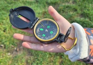 Leśna Szkoła Survivalu_edukacja dla bezpieczeństwa w klasie 2a_warsztaty z mapą i kompasem.