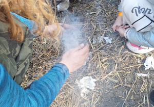 Leśna Szkoła Survivalu_edukacja dla bezpieczeństwa w klasie 2a_rozpalanie ogniska.