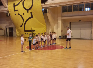 Klasa IIC na zajęciach spotrowych w Hali Miejskiego Ośrodka Sportu i Rekreacji