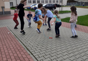 Uczniowie bawią się na boisku.