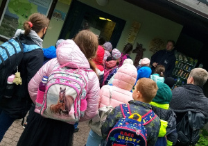 Uczniowie oglądają zwierzęta w ZOO.