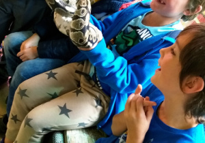 Uczniowie oglądają zwierzęta w ZOO.