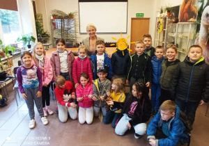 Uczniowie oglądają zwierzęta w ZOO.