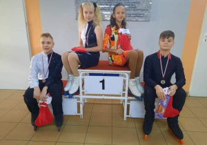 Pary taneczne na podium.