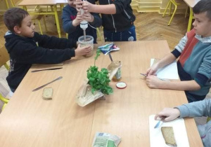 Uczniowie wykonują różne zdrowe potrawy.