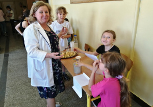 Uczniowie prezentują zdrową żywność
