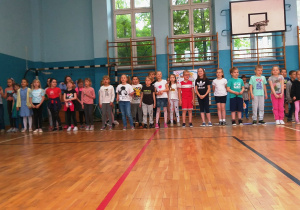 Uczniowie na sali gimnastycznej