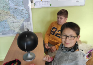 Uczniowie klasy 6b podczas pracy z globusem indukcyjnym