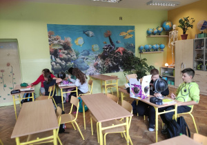 Uczniowie klasy 6b podczas pracy z globusem indukcyjnym